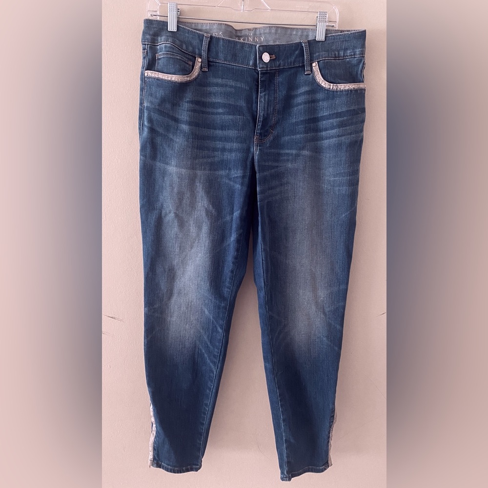 Women’s White House Black Market soft, skinny classic rise blue jeans size 12